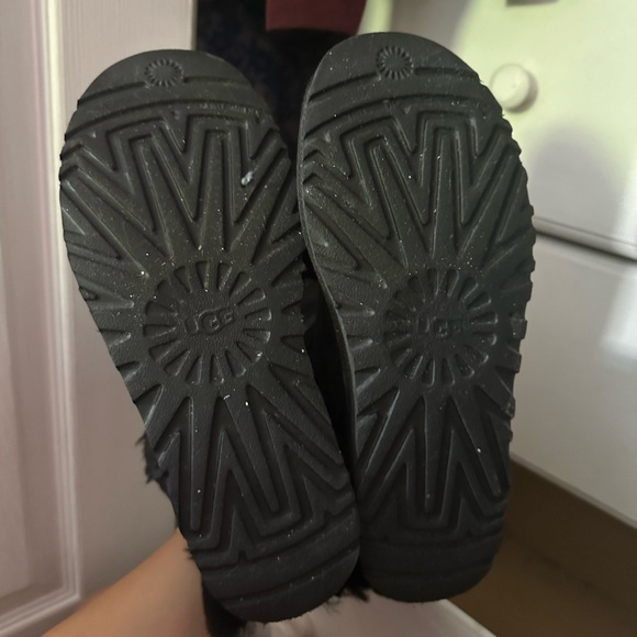 Uggs with Bailey Bows - Picture 3 of 4